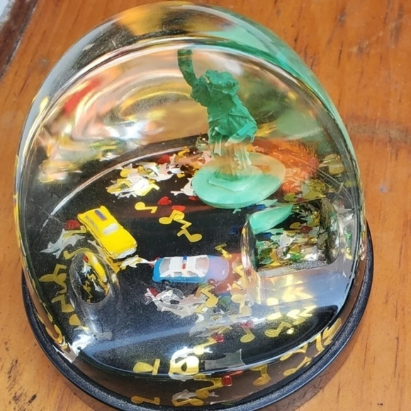 Vintage NYC snow globe - Picture 8 of 10